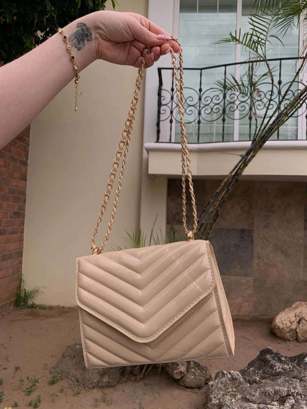 BOLSA CHAROL CON RELIEVE NUDE