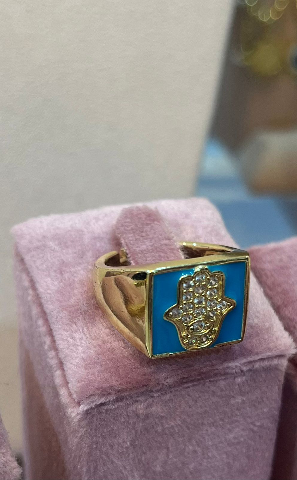 ANILLO CUADRADO CON MANO AZUL